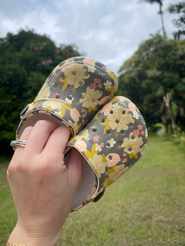 Vintage hibiscus clogs
